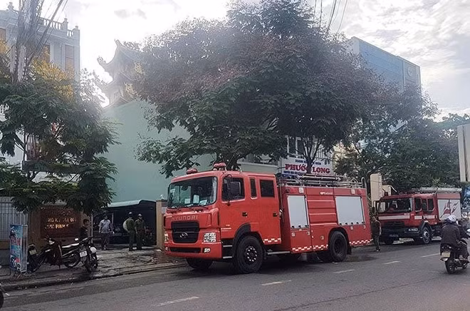 Xe chữa cháy của Phòng Cảnh sát PCCC-CNCH Công an tỉnh Bình Định đến hiện trường triển khai đội hình phun nước khống chế và dập tắt đám cháy