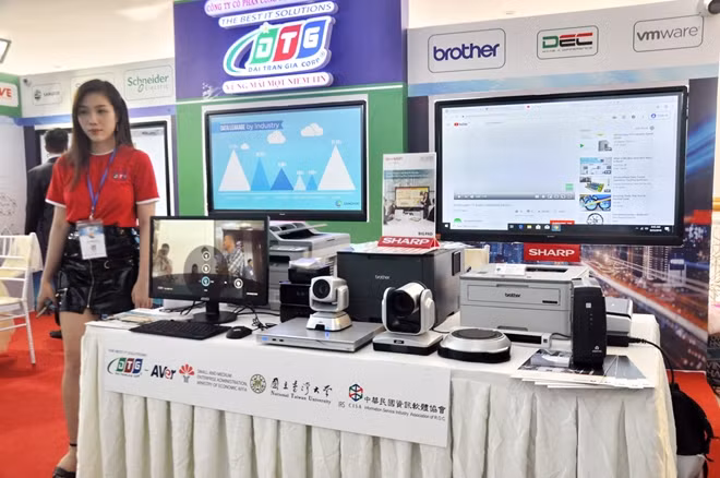 Các doanh nghiệp trưng bày, giới thiệu sản phẩm công nghệ thông tin - công nghệ số tại hội thảo. Ảnh : Hữu Toàn