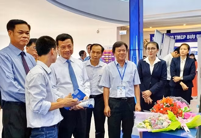 Đại biểu tham quan các gian hàng trưng bày, giới thiệu sản phẩm công nghệ thông tin, công nghệ số. Ảnh : Hữu Toàn