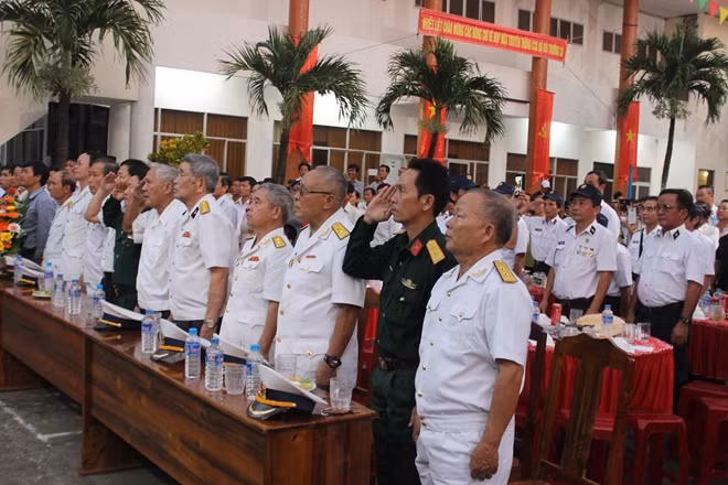 Các cựu binh Trường Sa chào cờ trong cuộc gặp mặt lần thứ 12 tại Phú Yên.