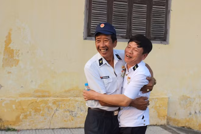 Những cựu binh Trường Sa là đồng đội năm xưa xúc động trong cuộc gặp gỡ đầy nghĩa tình.