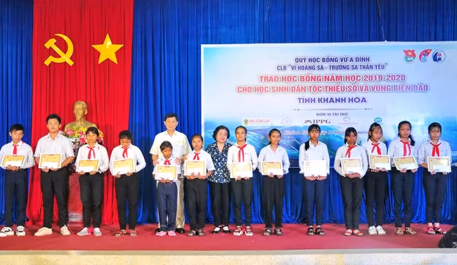 Nguyên Phó Chủ tịch nước Trương Mỹ Hoa trao tặng học bổng và chụp ảnh lưu niệm với học sinh tại Khánh Hòa. Ảnh : CTV