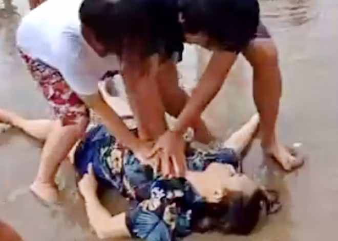 Cấp cứu một trong số những nạn nhân trong vụ đuối nước trên vùng biển Tân Tiến, thị xã La Gi. Ảnh : CTV