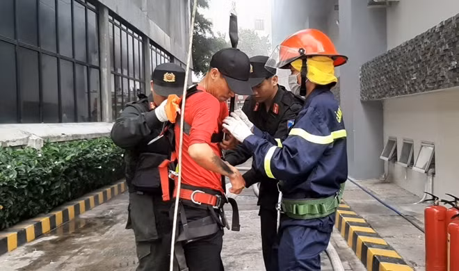 Giải cứu những người mắc kẹt trên tầng cao. Ảnh : Hữu Toàn