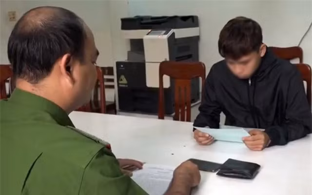 Tại Công an TP Tuy Hòa, đối tượng Lê Anh D khai nhận đã dàn dựng kịch bản vụ cướp tài sản. Ảnh : CATP TH
