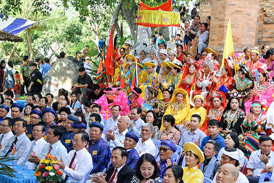  Khai hội Tháp Bà Ponagar tại Nha Trang