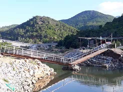 Chiếc cầu tạm bắt qua suối Nước Ngọt hồi tháng 2-2019 cũng đã bị lũ cuốn sập chân trụ khiến cho thân cầu gãy đổ ngày 20-10. Ảnh : Văn Kỳ