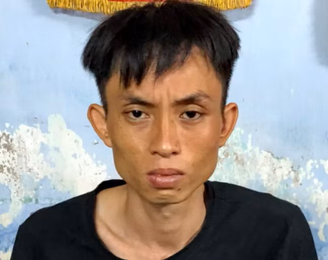 Hai nghi can sau khi bị các trinh sát vây bắt