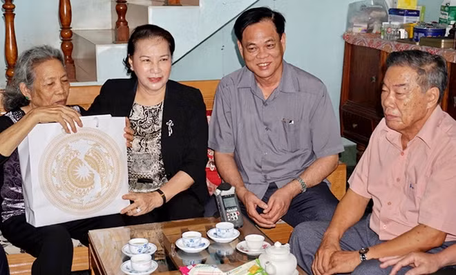 Chủ tịch Quóc hội Nguyễn Thị Kim Ngân đến thăm, tặng quà gia đình thương bình Trần Thị Nga