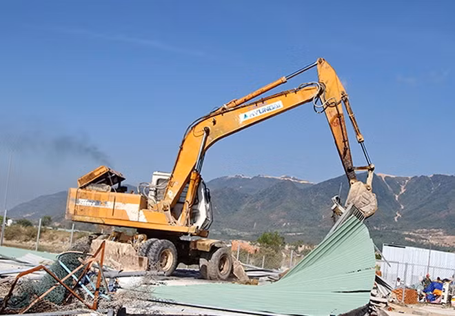 Xe cơ giới chuyên dụng được huy động cưỡng chế tháo dỡ những căn nhà xây dựng trái phép
