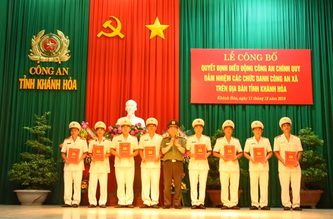 Đại tá Nguyễn Khắc Cường, Giám đốc Công an tỉnh Khánh Hòa trao quyết định điều động công an chính quy giữ chức danh Trưởng Công an xã . Ảnh: Hữu Toàn