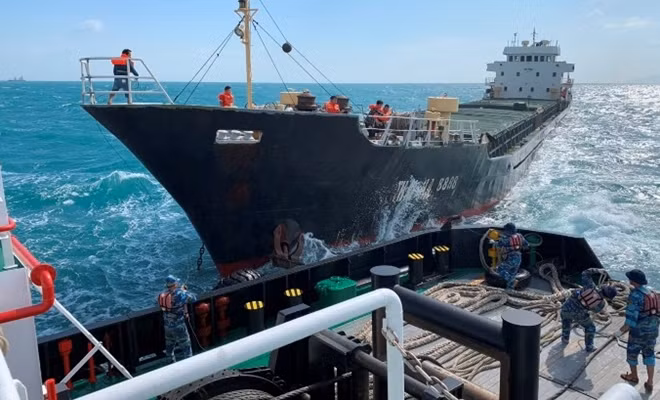 Tàu Thái Hà 8888 đang được tàu 991 của Lữ đoàn 189 Hải quân lai dắt từ phía biển về vịnh Cam Ranh. Ảnh: Lữ đoàn 189