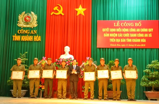 Phó Bí thư Thường trực Tỉnh ủy Khánh Hòa Nguyễn Tấn Tuân trao bằng khen của Chủ tịch UBND tỉnh Khánh Hòa cho các Trưởng Công an xã trước đây. Ảnh: Hữu Toàn