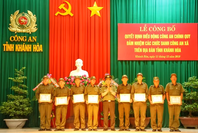 Đại tá Nguyễn Khắc Cường tặng giấy khen cho công an xã bán chuyên trách. Ảnh: Hữu Toàn