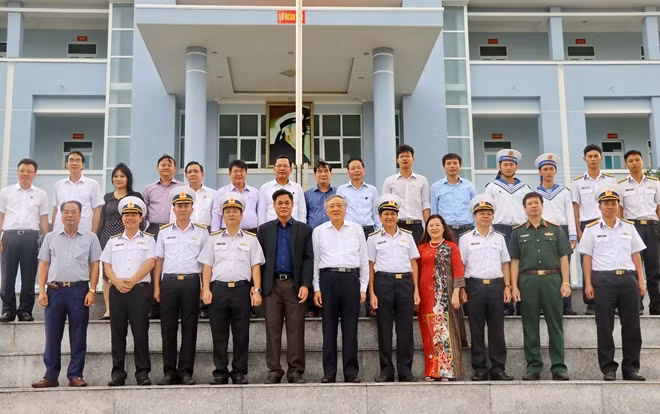 Chánh án Nguyễn Hòa Bình cùng đoàn công tác của TAND tối cao chụp ảnh lưu niệm với cán bộ - chiến sĩ Lữ đoàn 682 và lãnh đạo địa phương. Ảnh: Phạm Cường