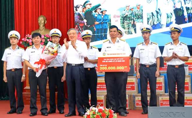 Chánh án TAND tối cao Nguyễn Hòa Bình trao tặng thiết bị tin học trị giá 300 triệu đồng cho Lữ đoàn 682. Ảnh: Phạm Cường