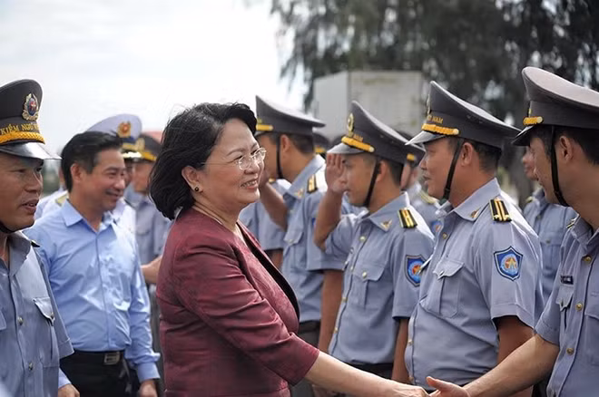 Phó Chủ tịch nước thăm hỏi, động viên cán bộ - chiến sĩ Chi đội Kiểm ngư 4. Ảnh : Tấn Lộc