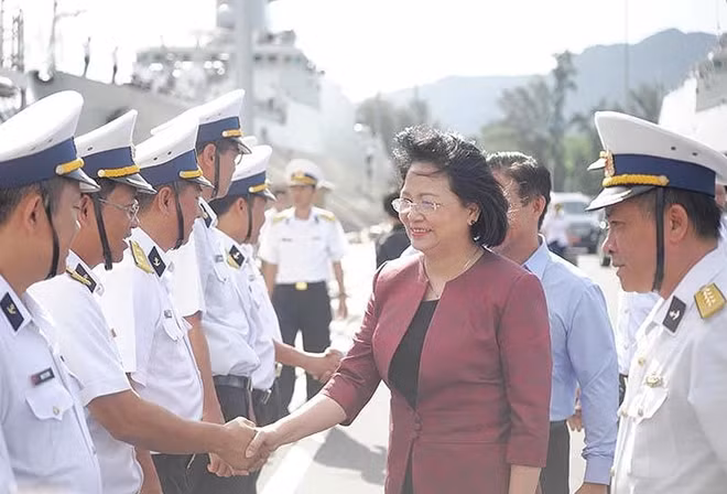 Phó Chủ tịch nước bắt tay thân mật với cán bộ - chiến sĩ Bộ Tư lệnh Vùng 4 Hải quân. Ảnh : Tấn Lộc