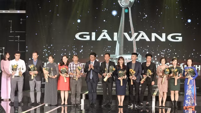 Tổng Giám đốc Đài Truyền hình Việt Nam Trần Bình Minh trao giải Vàng cho các tác phẩm. Ảnh : VTV