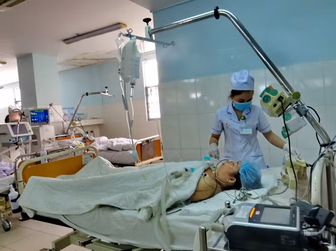 Bệnh nhân Nguyễn Thị Thủy đang được cấp cứu tại Bệnh viện Đa khoa tỉnh Khánh Hòa trong tình trạng hôn mê sâu. Ảnh : Thảo Ly
