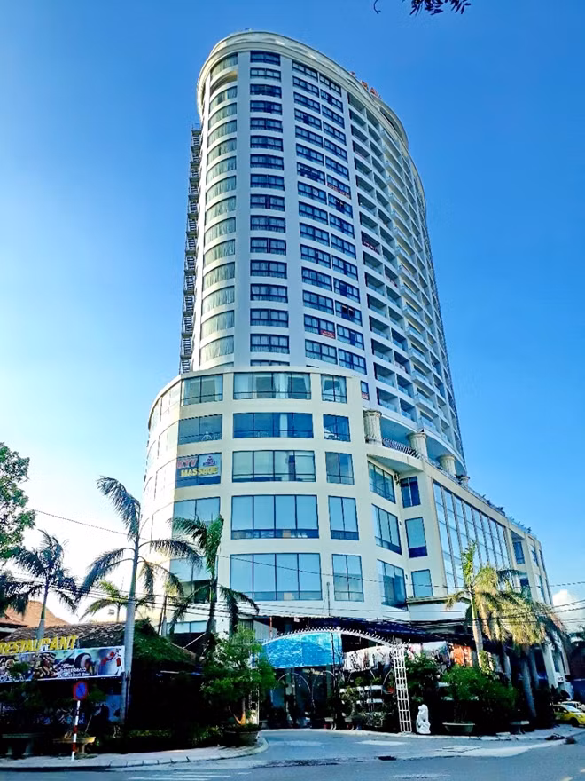 Khách sạn Bavico Nha Trang buộc phải dừng hoạt động kinh doanh dịch vụ lưu trú sau khi bị thu hồi Giấy chứng nhận đủ điều kiện về an ninh trật tự. Ảnh : Hữu Toàn