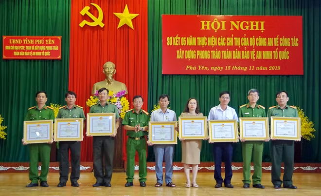 Thiếu tướng Phan Văn Thanh - Giám đốc Công an tỉnh Phú Yên và Phó Giám đốc, Đại tá Lê Xuân Hưng trao bằng khen, giấy khen cho các tập thể, cá nhân có thành tích xuất sắc. Ảnh : Quốc Hội - Toàn Trung
