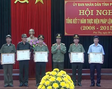 Thứ trưởng Bùi Văn Nam gắn kỷ niệm chương tặng cá nhân có thành tích xuất sắc trong phong trào bảo vệ an ninh Tổ quốc.