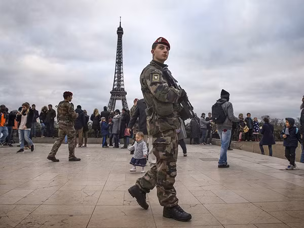 Cảnh sát Pháp tuần tra an ninh khu vực công viên gần Tháp Eiffel dịp Giáng sinh.