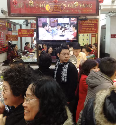 Xếp hàng, chen chúc mua vàng Ngày Thần tài năm 2014.