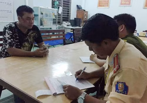 Nhiều lần giải thích, Nguyễn Thanh Hùng mới chấp hành việc đo nồng độ cồn.