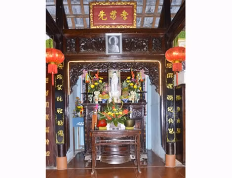 Bức liễn Hiếu Vi Tiên và cặp câu đối treo trang trọng trong gia đình của tác giả bài viết.