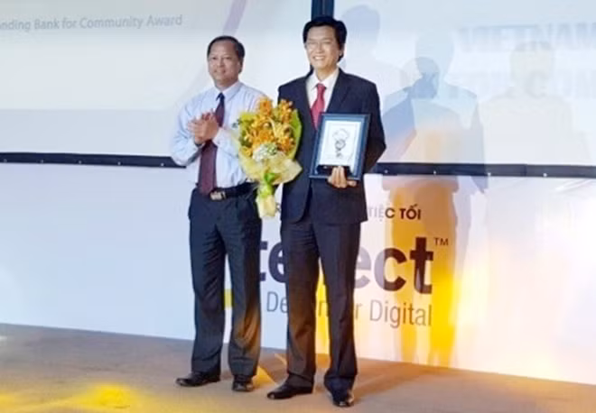 Đại diện Ngân hàng Agribank nhận giải thưởng Ngân hàng vì cộng đồng năm 2015.