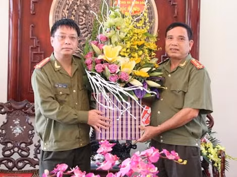 Thượng tá Phạm Quang Khải, Phó Tổng Biên tập Báo CAND tặng lẵng hoa chúc mừng Trường Cao đẳng An ninh nhân dân I.