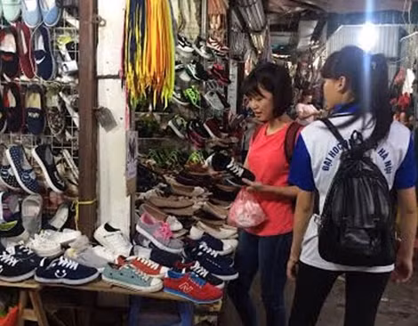Sinh viên vẫn là khách hàng “chủ lực” ở chợ thu nhập thấp.
