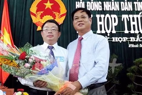 Ông Huỳnh Tấn Việt, Bí thư Tỉnh ủy, Chủ tịch HĐND tỉnh Phú Yên tặng hoa, chúc mừng tân Chủ tịch UBND tỉnh Phú Yên Hoàng Văn Trà. Ảnh: Thế Lập.