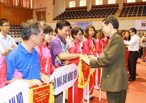 Thiếu tướng Phạm Văn Miên - PCT Liên đoàn Bóng bàn Việt Nam, TBT Báo CAND trao cờ lưu niệm cho các đoàn vận động viên tham dự giải.