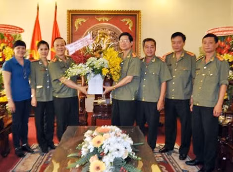 Đại tá Nguyễn Thanh Hải, Trưởng CQĐD báo CAND tại TP Hồ Chí Minh tặng lẵng hoa chúc mừng thầy trò trường Đại học ANND.