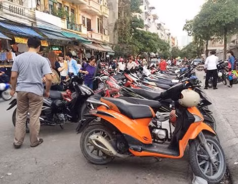 Những chiếc xe máy đắt tiền trong bãi gửi xe.