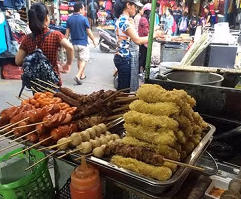 Những quán ăn, đồ ăn vặt trong chợ.