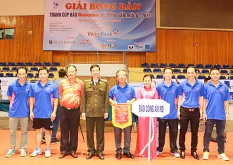 Thiếu tướng Phạm Văn Miên, Tổng Biên tập Báo CAND, Phó Chủ tịch Liên đoàn bóng bàn Việt nam và các vận động viên đội Báo CAND tham dự giải.