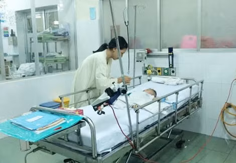 Bé Phát đang được chăm sóc tại khoa hồi sức tích cực - chống độc bệnh viện Nhi đồng 1.