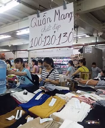 Những chiếc quần, áo ở cửa hàng này có giá từ 50 đến trên 100 nghìn đồng.