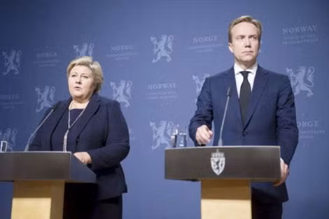 Thủ tướng Na Uy Erna Solberg (trái) và Bộ trưởng Ngoại giao Boerge Brende tham dự cuộc họp báo tại Oslo hôm 18/11.
