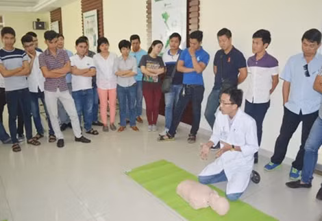 Lớp học sơ cấp cứu dành cho các hướng dẫn viên du lịch tại Đà Nẵng.