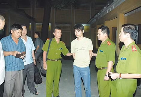 Thiếu tướng Hồ Sỹ Tiến trong đêm dẫn giải đối tượng Lê Văn Luyện về trại tạm giam Công an tỉnh Bắc Giang.