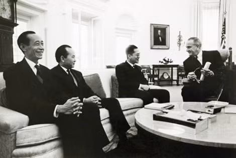 Nguyễn Hữu Hanh (thứ hai từ trái qua) trong phái đoàn làm việc với Tổng thống Johnson năm 1966 tại Washington D.C..