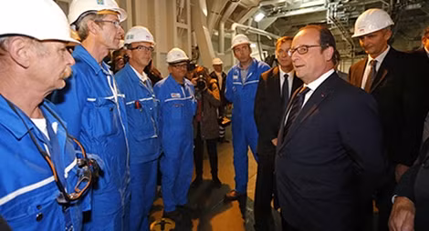 Francoise Holland viếng thăm nhà máy đóng tàu ở Saint-Nazaire vào giữa tháng 10 vừa qua.