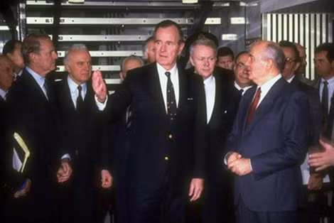 Tổng thống G.H Bush (giữa) cùng M. Gorbachev và E. Shevardnadze tại cuộc họp Thượng đỉnh tại Malta.