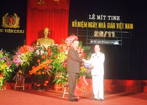 Thứ trưởng Tô Lâm tặng hoa chúc mừng Học viện CSND nhân Ngày Nhà giáo Việt Nam.