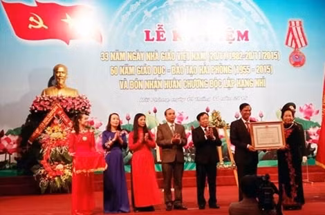 Phó Chủ tịch nước Nguyễn Thị Doan trao Huân chương Độc lập hạng Nhì tặng ngành giáo dục Hải Phòng.